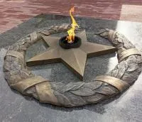 Бронзовый венок со звездой вечного огня в Абакане (518550)