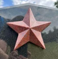 Красная звёздочка на гранитной плите в Абакане (518416)